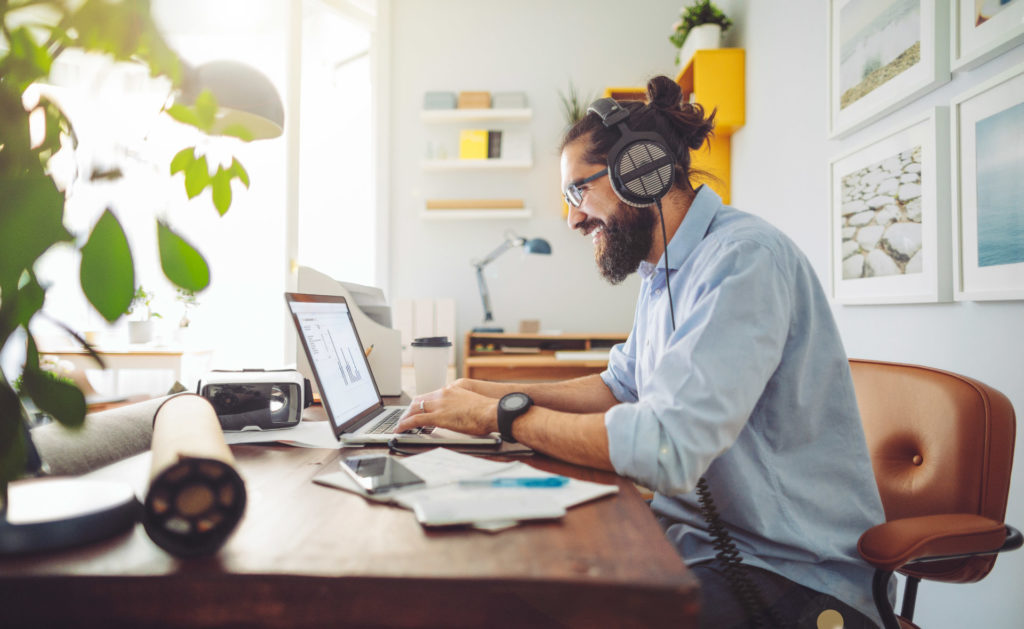Estudio revela que el teletrabajo mejora la felicidad y el bienestar de los empleados