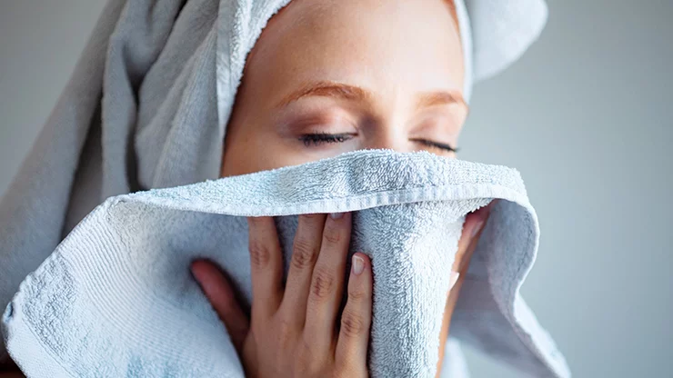 ¿Por qué no debes usar la misma toalla para la cara y el cuerpo?