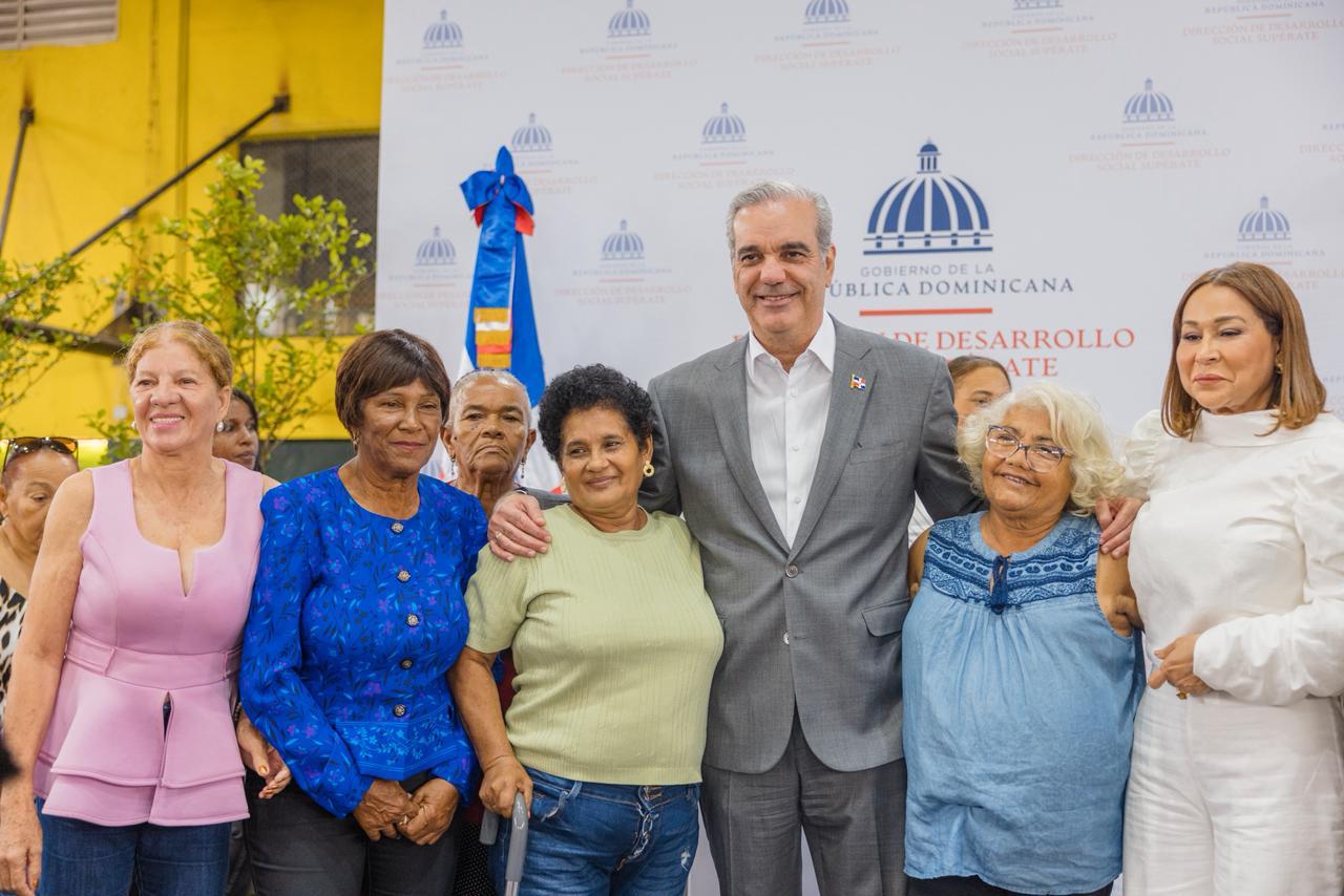 Abinader inicia entrega del Bono Madre 2026