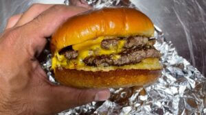 El fenómeno de la «hamburguesa triple»: Cómo una primera cita fallida desató un debate viral y una fiebre publicitaria