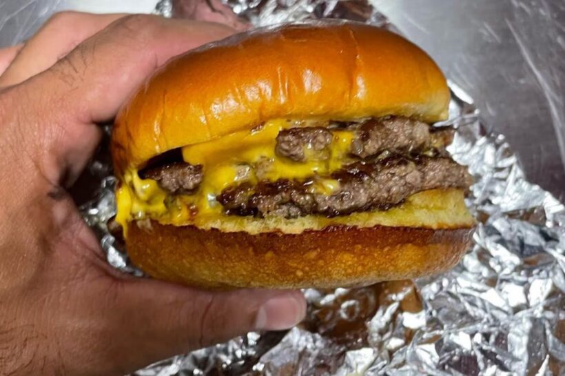 El fenómeno de la «hamburguesa triple»: Cómo una primera cita fallida desató un debate viral y una fiebre publicitaria