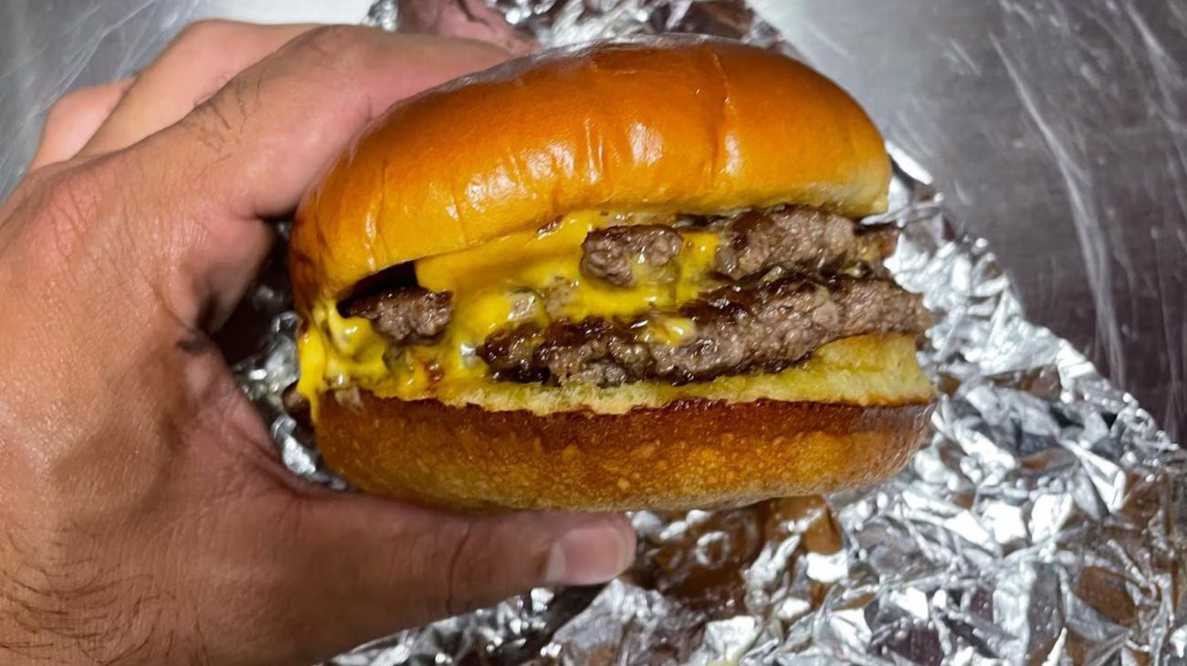 El fenómeno de la «hamburguesa triple»: Cómo una primera cita fallida desató un debate viral y una fiebre publicitaria